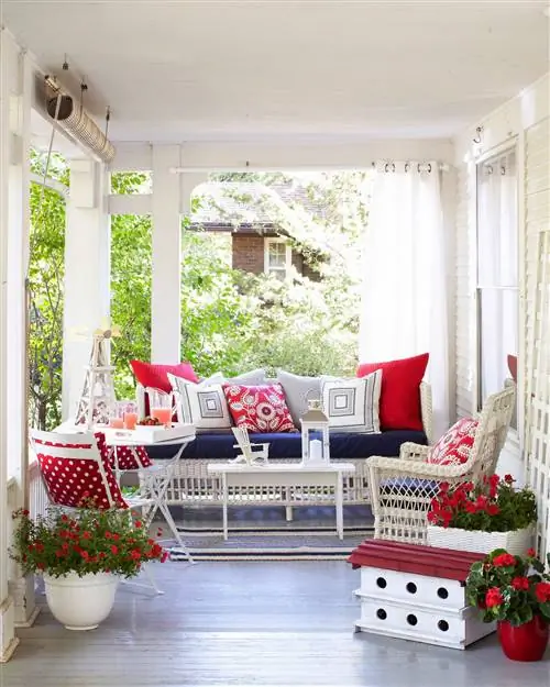 патио в деревенском стиле с тенями и занавесками