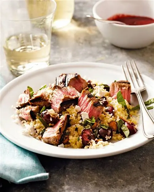 Тунец с винегретом из вишни на гриле