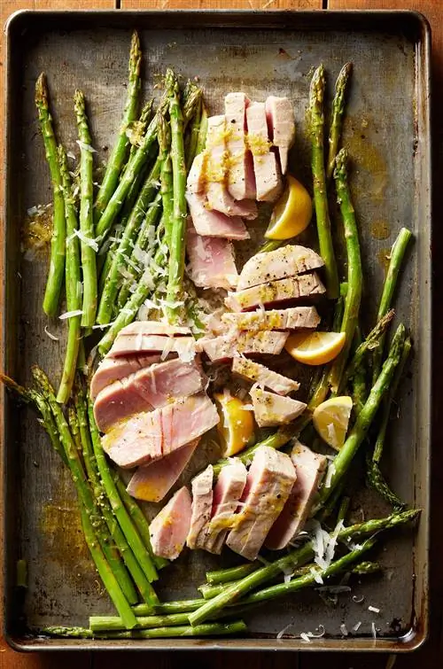 Жареный в лимоне тунец и спаржа