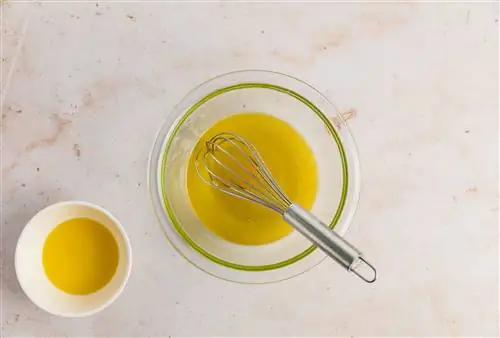 приготовление винегрета с уксусом, оливковым маслом и медом