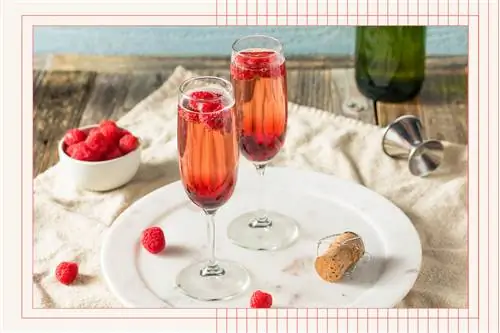 Два Кира Рояла в бокалах для шампанского с ягодами