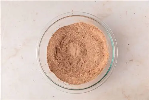 смешивание сухих ингредиентов в миске