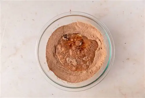 добавление масла к сухим ингредиентам