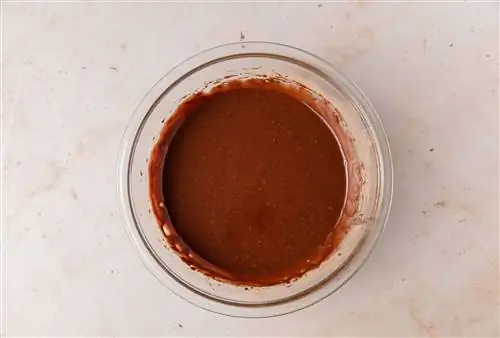 одна миска теста для шоколадного торта