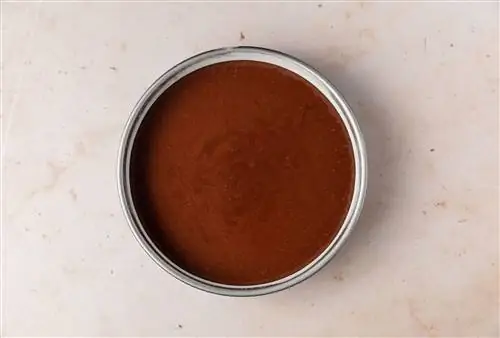 одна миска теста для шоколадного торта на сковороде