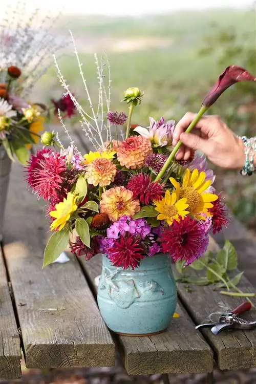 аранжировка кала-лилии с цветочной композицией