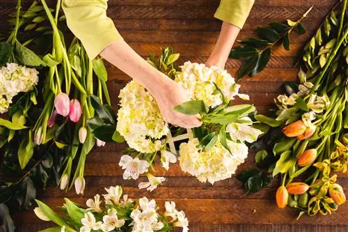 добавление фокусных цветов в цветочную композицию