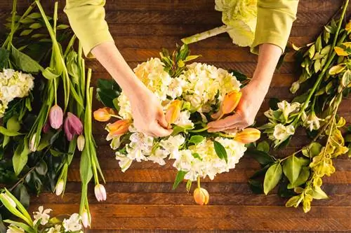 добавление фокусных цветов в цветочную композицию