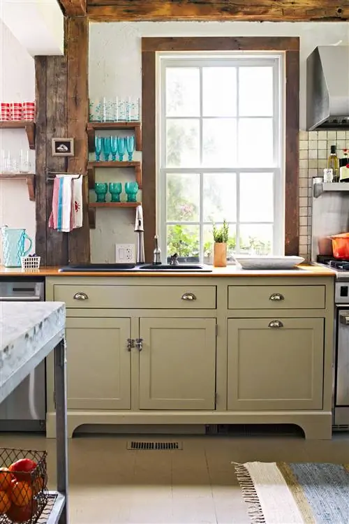 шалфейно-зеленые кухонные шкафы