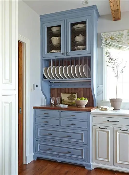 синий шкаф с посудой