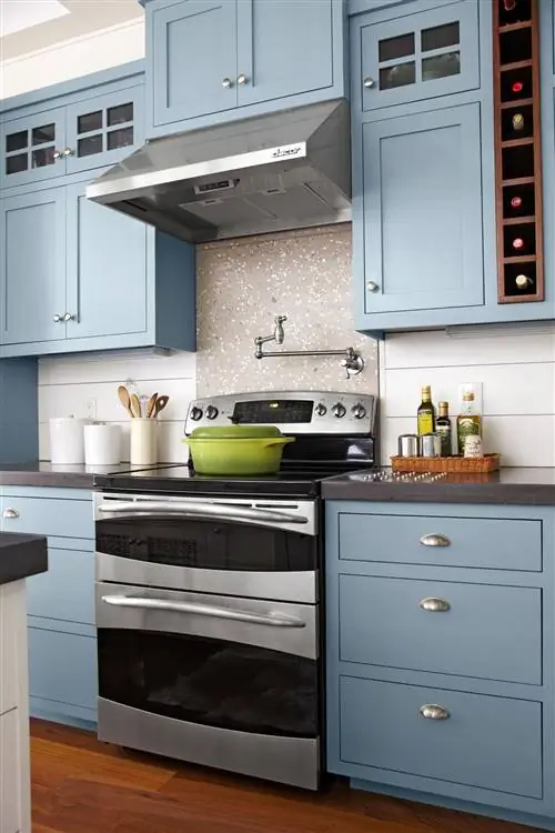 синие кухонные шкафы и духовка