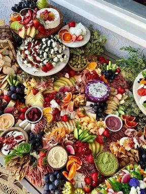 Колбасный стол с фруктами и соусами