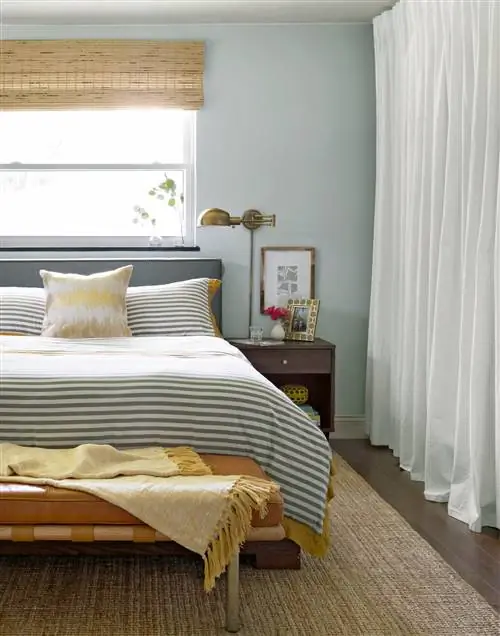 спальня со скамейкой