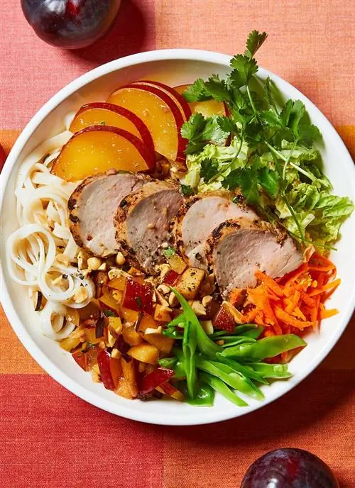 Лапша со свининой и сливой