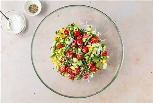 смешайте кукурузу, фасоль, помидоры черри, огурцы и зеленый лук
