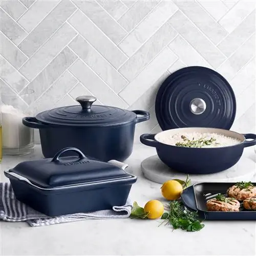 Новейшая коллекция цветов Le Creuset соответствует тренду Moody Kitchen