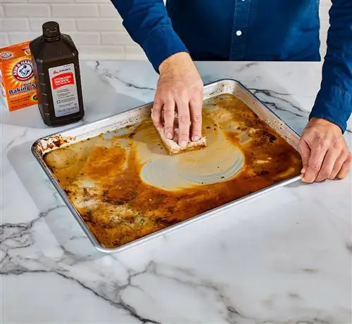 отмывание грязной формы для выпечки