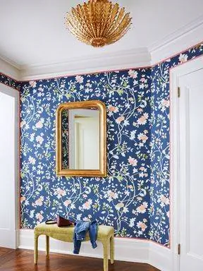 скамейка с голубыми обоями от Fraise home tour