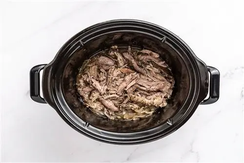 измельченное мясо ягненка добавлено обратно в мультиварку