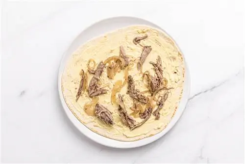вареное мясо ягненка и лук на лаваше