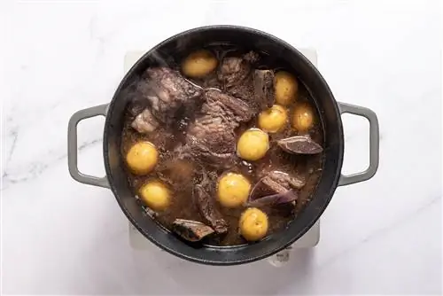 добавляем картофель к коротким ребрышкам