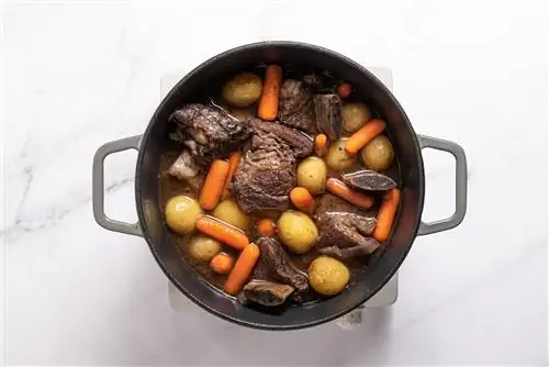 добавление моркови к коротким ребрышкам на плите