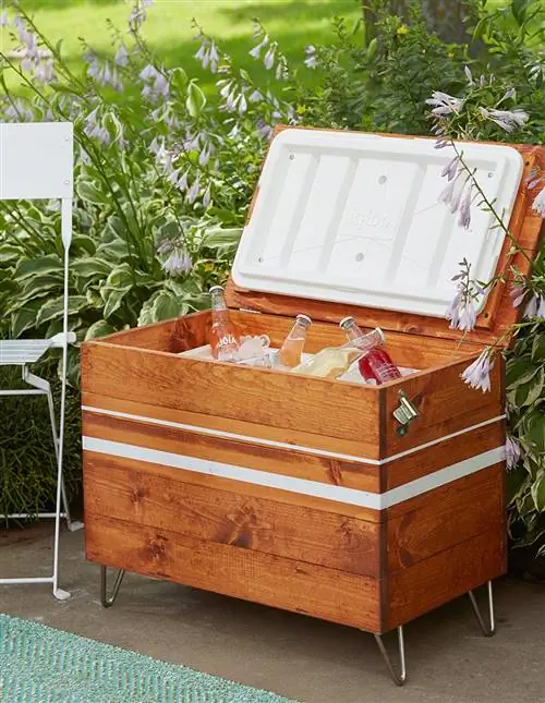 Бутылки в деревянном ящике со льдом в саду