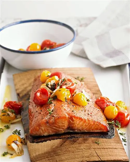 Лосось на доске с томатной сальсой на гриле