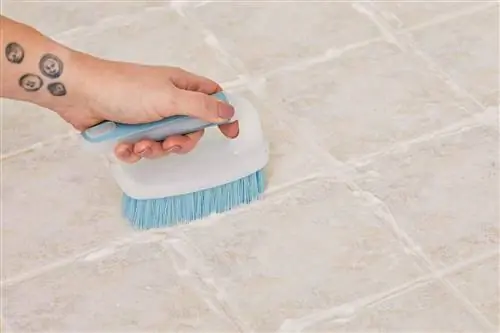 чистка кафельного пола синей щеткой для чистки
