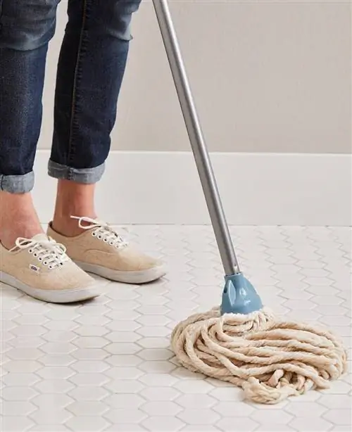 Как мыть кафельные полы, независимо от типа (и затирки тоже!)