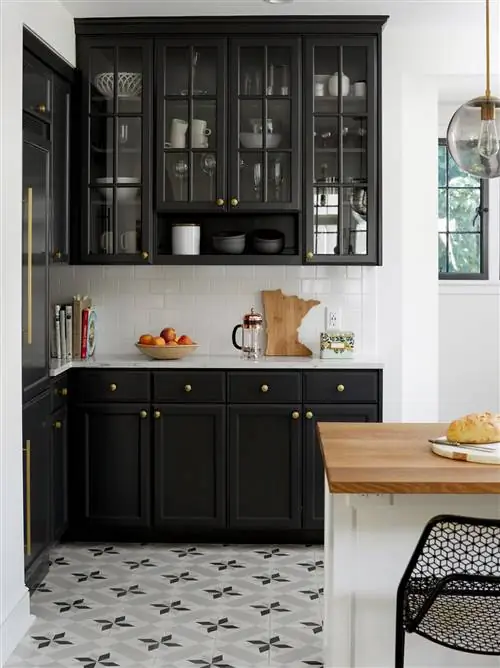 черно-белая современная кухня