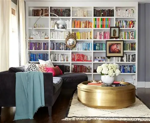 белая книжная полка в гостиной