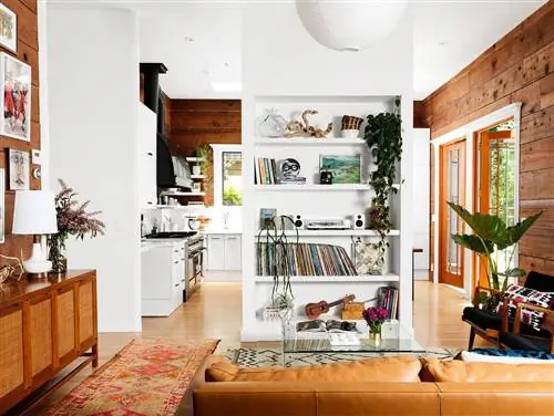 kohlhepp house гостиная и кухня с книжным шкафом
