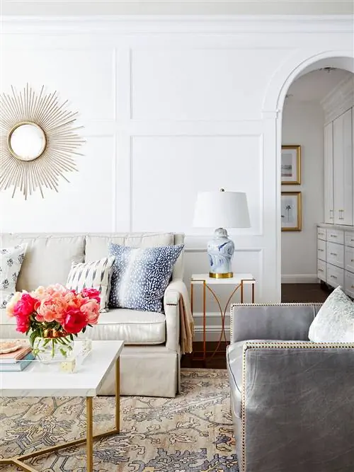 светлая гостиная белые стены панели арочный проем