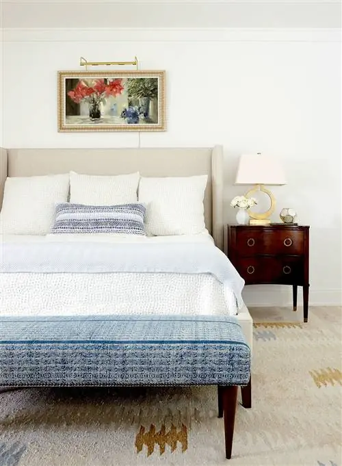 Кровать в спальне с ковровым покрытием, синие одеяла