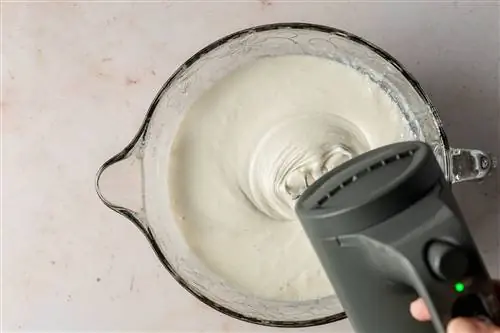 содовый пирог из двух ингредиентов в миске с миксером