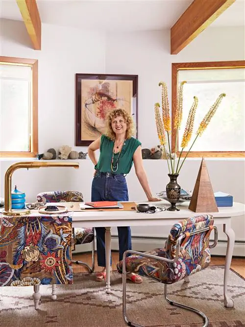 Ольга Найман в домашнем офисе