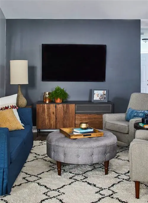 гостиная с черно-белым ковром на подкладке