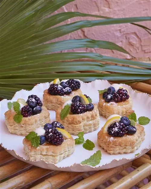 десерт из слоеного теста с миндальной пастой и ежевикой