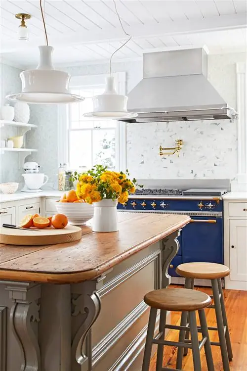 кухонный остров с деревянной стойкой