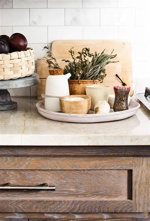 прилавок с декором на керамической тарелке