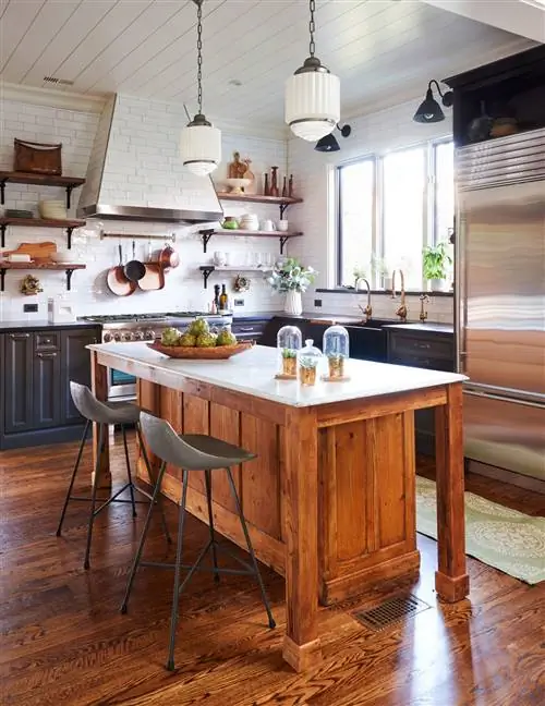 кухня с деревянным островом и полом