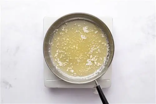 растопленное масло на сковороде