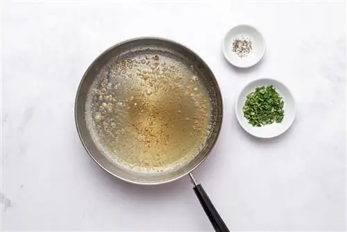 топленое масло с зеленью и перцем