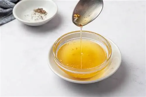 растопленное коричневое масло в миске