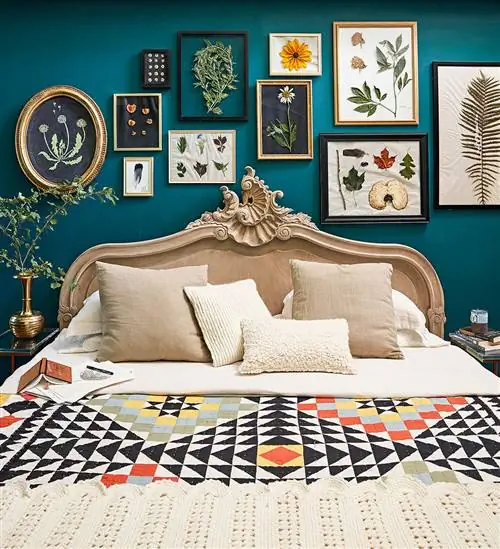 спальня с бирюзовыми стенами ботаническая галерея стены