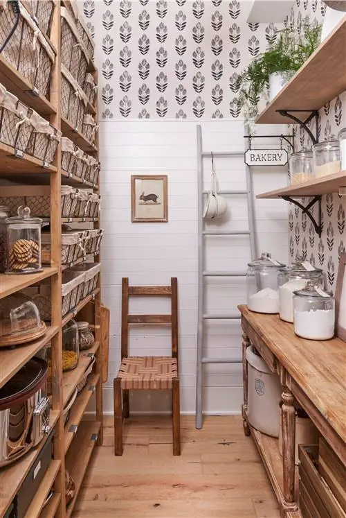 кладовая в загородном стиле с цветочными обоями