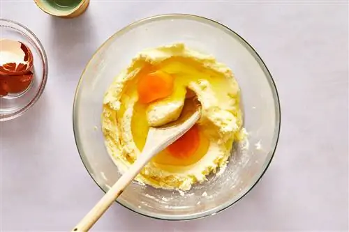 вмешивание сырых яиц в тесто для торта