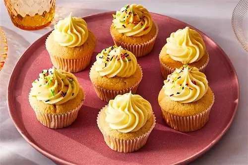 ванильные кексы с глазурью на розовом блюде