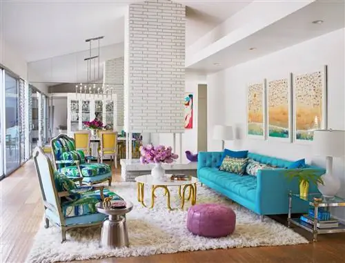 яркая и красочная современная гостиная середины века